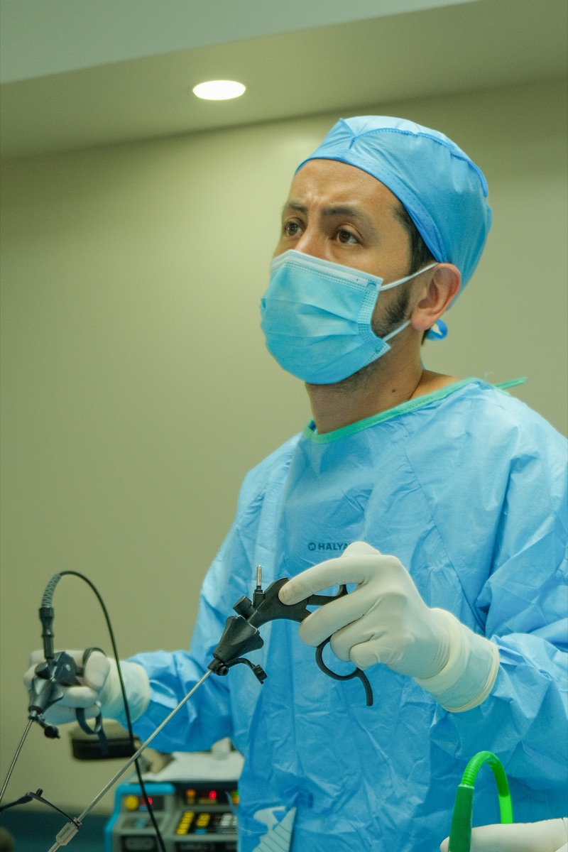 Dr. Josué Cuellar utilizando instrumental laparoscópico en quirófano